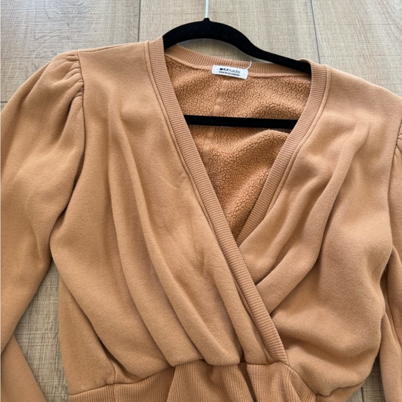 LAmade Nordstrom Women’s Tan Beige Long Sleeve Sweater Fall V Neck Top Blouse XS - Picture 3 of 6